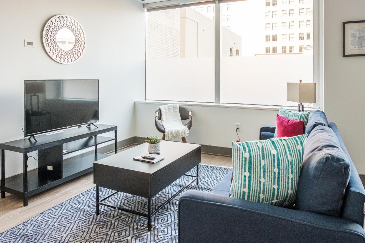 Frontdesk The Grand Apts Downtown Kansas Apartment